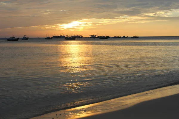Fischerboote Einem Einsamen Strand Vor Sonnenuntergang — Stockfoto