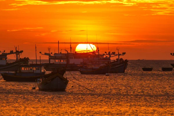 Fischerboote vor dem Hintergrund eines goldenen Sonnenuntergangs — Stockfoto