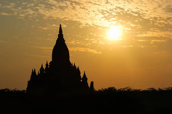 Belo pôr do sol no Vale de Bagan, Mianmar — Fotografia de Stock