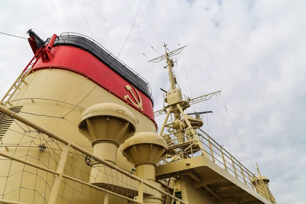 Корабельная воронка старого ледокола "Красин" с советским символом — стоковое фото