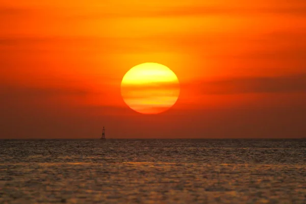 Barco de pesca no oceano em um fundo por do sol — Fotografia de Stock