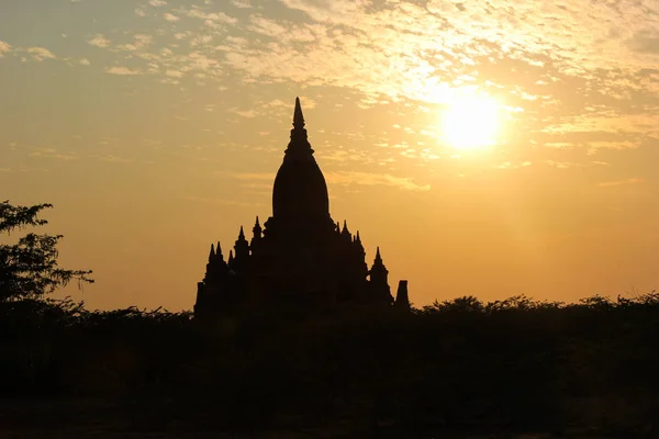 Belo pôr do sol no Vale de Bagan, Mianmar — Fotografia de Stock