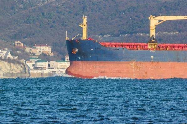 Tanker sur le fond des montagnes d'hiver entre dans le port — Photo