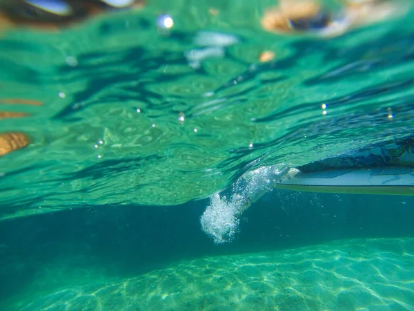 Surfování na vlně oceánu fotografie pod vodou — Stock fotografie