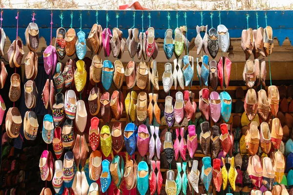 Sapatos artesanais tradicionais multicoloridos no oriental marroquino — Fotografia de Stock