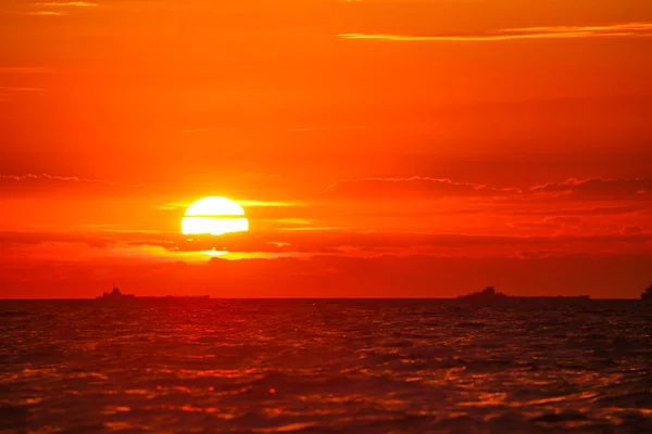 Barcos mercantes en el horizonte en el fondo de un fuego — Foto de Stock