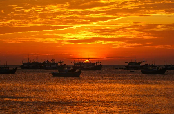 Fischerboote vor dem Hintergrund eines goldenen Sonnenuntergangs — Stockfoto