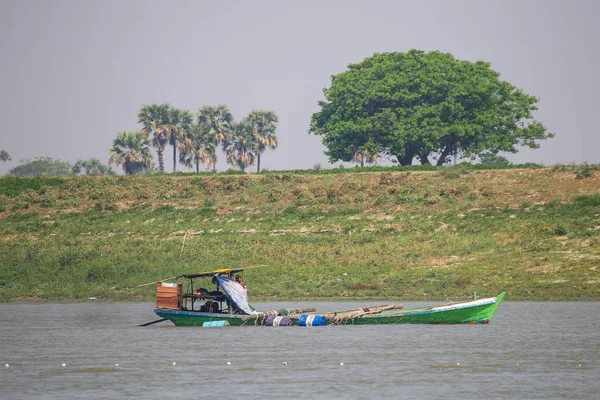 Boat on the river — Stock Photo, Image