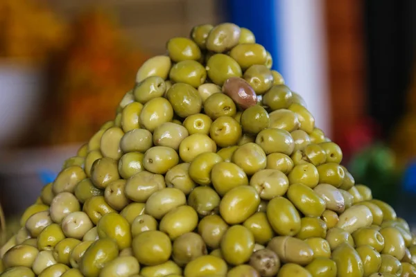 Fas pazarının tezgahında bir avuç zeytin. — Stok fotoğraf