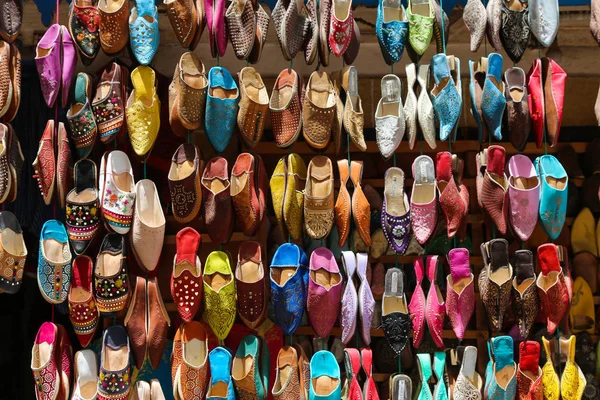 Sapatos artesanais tradicionais multicoloridos no oriental marroquino — Fotografia de Stock