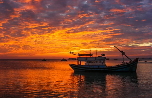 Fischerboote vor dem Hintergrund eines lila Sonnenuntergangs — Stockfoto