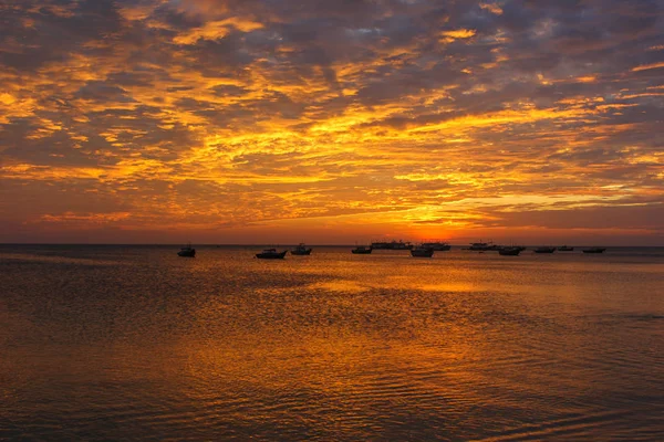 Fischerboote vor dem Hintergrund eines goldenen Sonnenuntergangs — Stockfoto