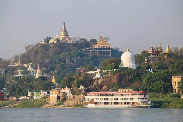 Vaporizadores de passageiros vintage no rio Irrawaddy — Fotografia de Stock