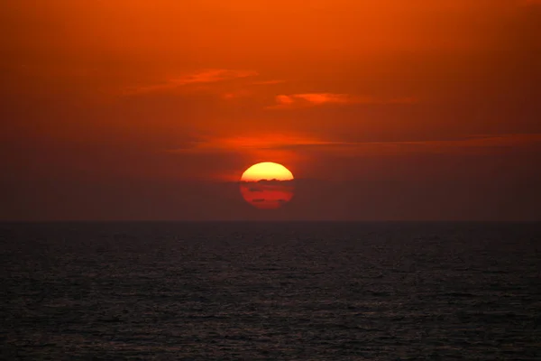 Rode zonsondergang boven de oceaan in Marokko — Stockfoto