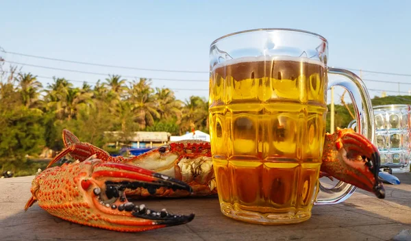 Kepiting dengan cakar besar dan cangkir bir ringan — Stok Foto