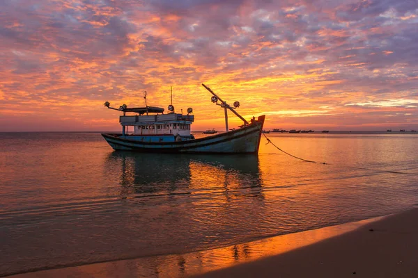 Fischerboote vor dem Hintergrund eines lila Sonnenuntergangs — Stockfoto