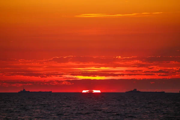 Barcos mercantes en el horizonte en el fondo de un fuego — Foto de Stock