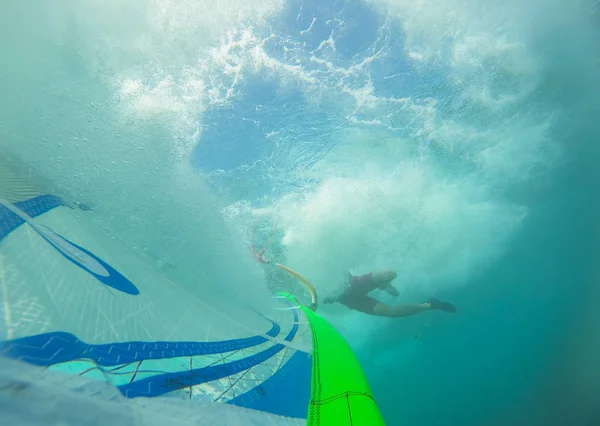 Φωτογραφία του windsurfer κάτω από το νερό με χρωματιστά πανιά — Φωτογραφία Αρχείου