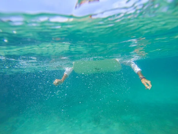 Surfování na vlně oceánu fotografie pod vodou — Stock fotografie