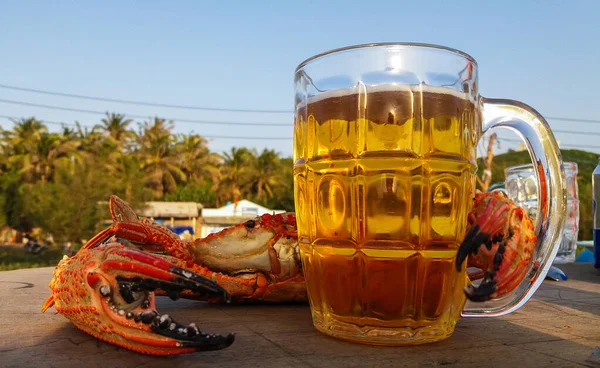 Crabe avec une énorme griffe et une tasse de bière légère — Photo