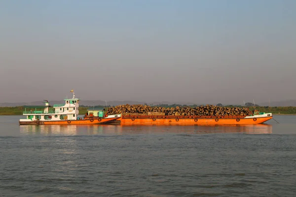 Navio de carga no rio Irrawaddy — Fotografia de Stock