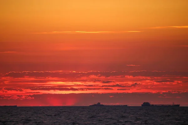 Barcos mercantes en el horizonte en el fondo de un fuego — Foto de Stock