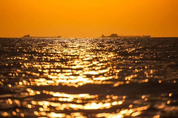 Navios de carga no horizonte ao pôr-do-sol — Fotografia de Stock
