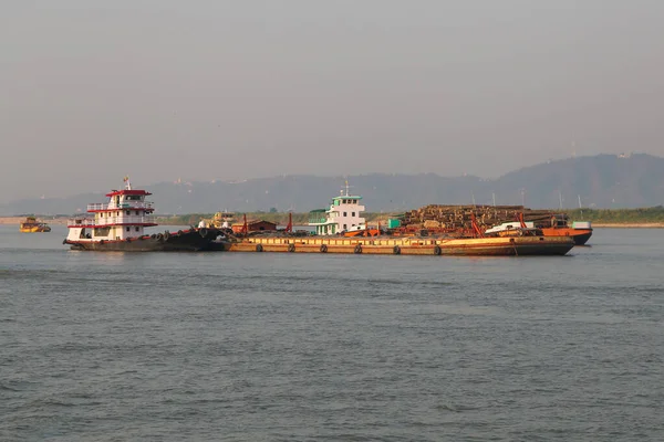 Buque de carga en el río Irrawaddy — Foto de Stock