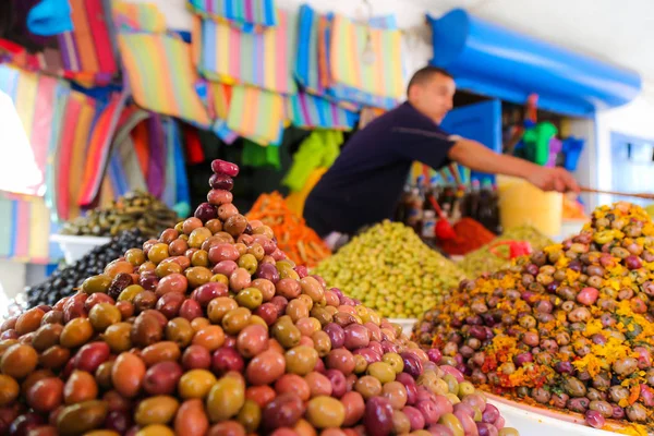 Un montón de aceitunas en el mostrador del mercado marroquí — Foto de Stock