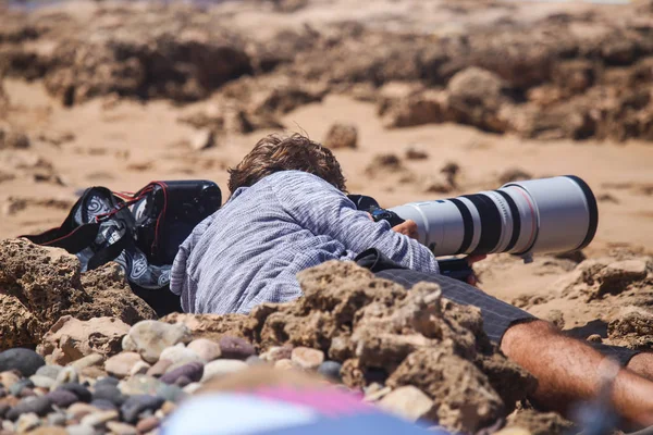Büyük telefoto lensli bir fotoğrafçı.