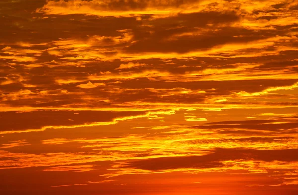 Vurige gouden zonsondergang boven de oceaan — Stockfoto
