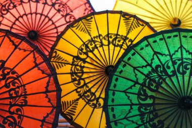 Myanmar 'da bir hediyelik eşya dükkanının tezgahında kağıt şemsiyeler.