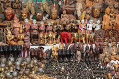 Myanmar 'daki antik hediyelik eşya pazarının tezgahında bir sürü parlak hediyelik eşya var.
