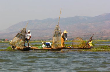 Inle Gölü 'nün ünlü balıkçıları, Myanma, gün doğumunda çalışıyorlar.