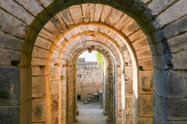 Türkiye 'deki dağdaki antik bir Roma tapınağının sütunları ve kalıntıları