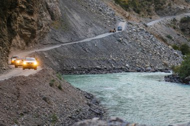 Pamir dağlarında dağ yılanına binen off-road arabaları