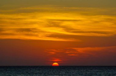 Güney Çin Denizi 'nde huzurlu mor gün batımı
