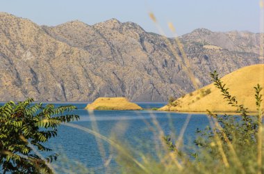 Nurek gölünün güzel mavi suları ve altın kıyıları