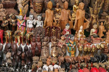 Myanmar 'daki antik hediyelik eşya pazarının tezgahında bir sürü parlak hediyelik eşya var.