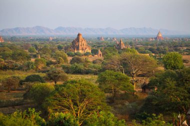 Bagan 'daki antik pagoda' larla vadide gün doğumu