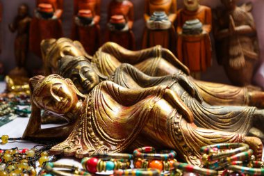 Myanmar 'daki antik hediyelik eşya pazarının tezgahında bir sürü parlak hediyelik eşya var.