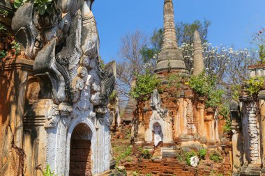 Myanmar 'daki antik pagoda' ların yarısı harap olmuş ve yeniden düzenlenmiş.