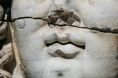 Türkiye 'deki dağdaki antik bir Roma tapınağının sütunları ve kalıntıları