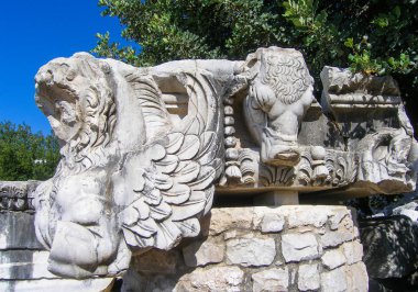 Türkiye 'deki dağdaki antik bir Roma tapınağının sütunları ve kalıntıları