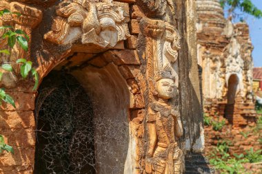 Myanmar 'daki antik pagoda' ların antik stupalarının manzarası.