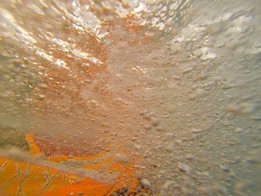 Rüzgar sörfü yelkenleri ve baloncukların sualtı fotoğrafı.