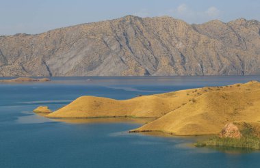 Nurek gölünün güzel mavi suları ve altın kıyıları