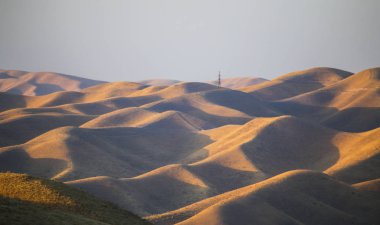 Dushanbe, Tacikistan 'da altın tepelerin üzerinde gün batımı