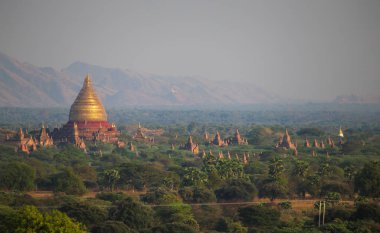 Bagan 'daki antik pagoda' larla vadide gün doğumu