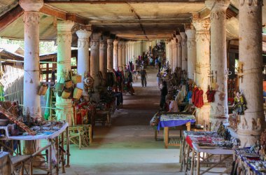 Myanmar, Inle Gölü 'ndeki antik hatıra pazarı.